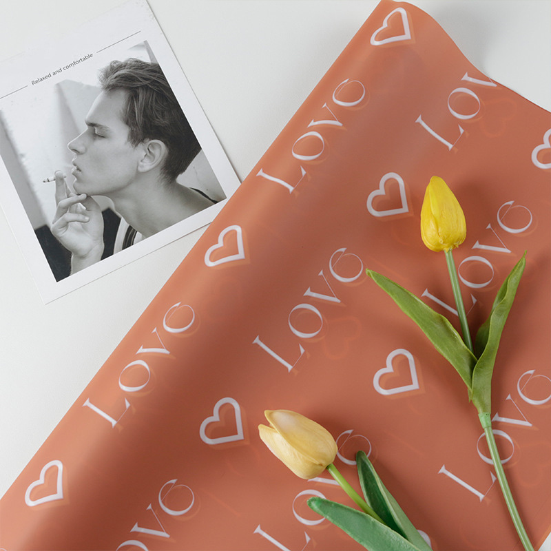 Love Letters Print Design Kvetinový baliaci papier Nossa s farebným vodotesným náterom