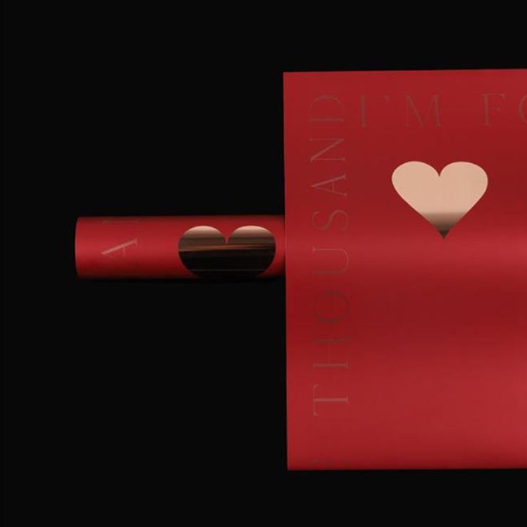 Srdiečkový baliaci papier so zlatou pečiatkou